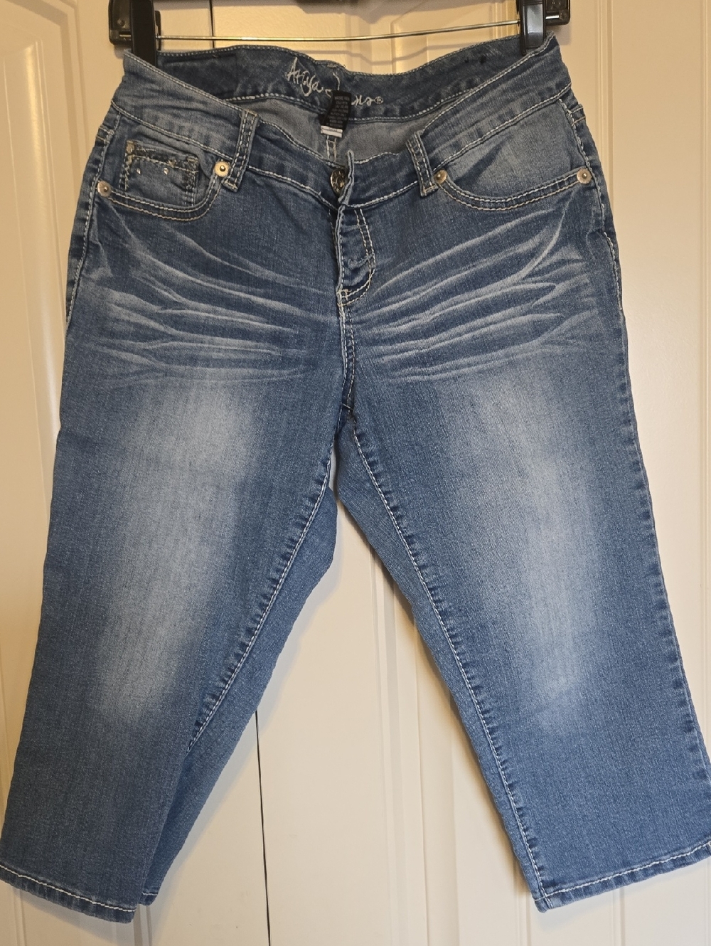 Women’s Blue Washed Denim Capri Jeans